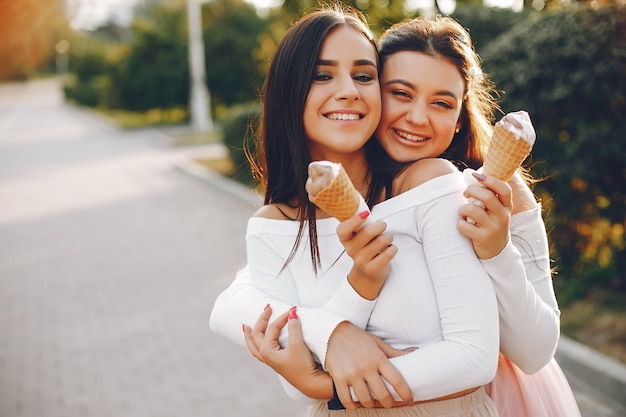 Duas garotas bonitas em um parque de verão