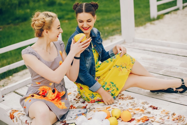 Duas garotas bonitas em um parque de verão