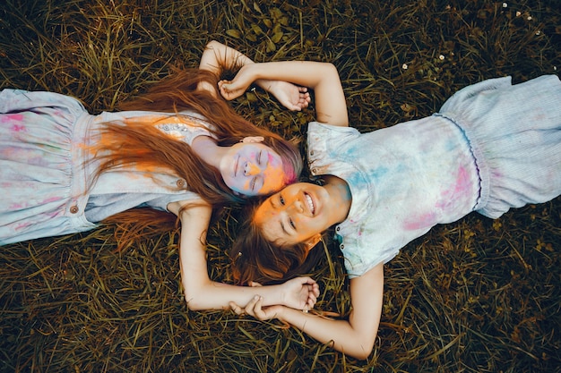 Duas garotas bonitas se divertir em um parque de verão