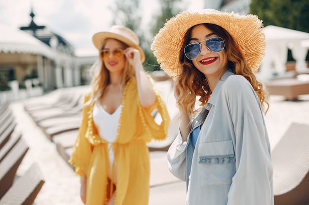 Duas garotas elegantes em um resort