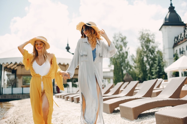 Duas garotas elegantes em um resort