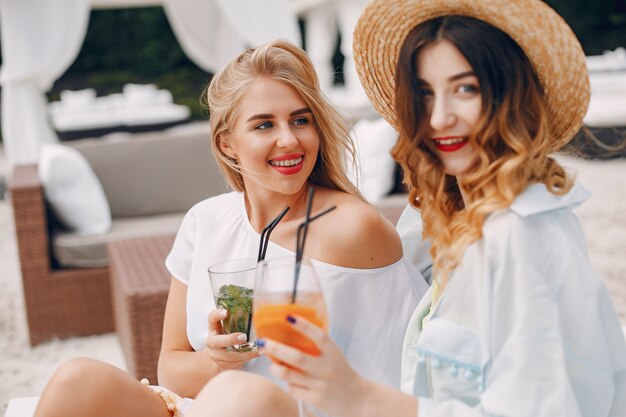 Duas garotas elegantes em um resort