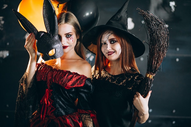 Duas garotas em trajes de halloween