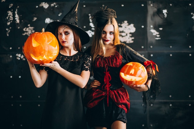 Duas garotas em trajes de halloween