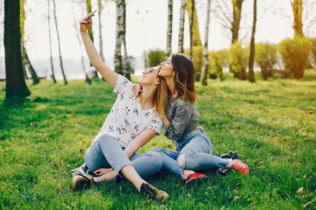 duas garotas em um parque de verão