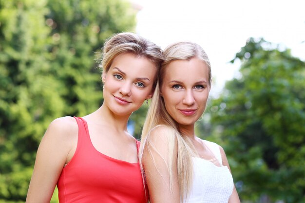 Duas garotas estão se divertindo no parque