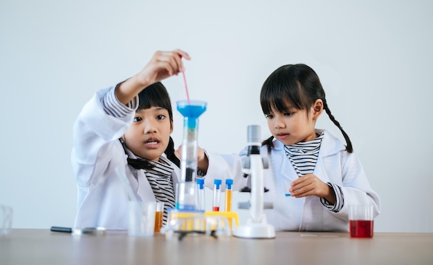 Duas garotas fazendo experimentos científicos em um laboratório. Foco seletivo.