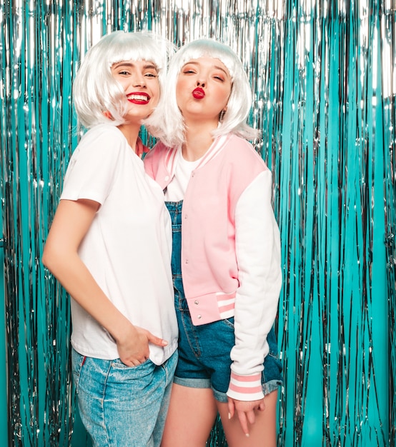 Duas garotas hipster sexy jovem em perucas brancas e lábios vermelhos. mulheres na moda bonitas no verão de roupas de verão se divertindo