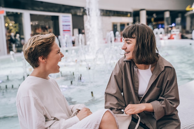 Duas garotas se divertem no shopping