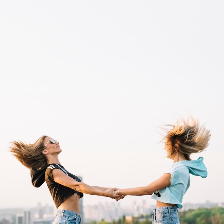 Foto grátis duas garotas se divertindo no telhado