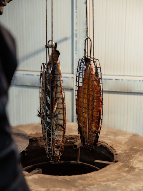 Duas grades de peixe retiradas de tandir