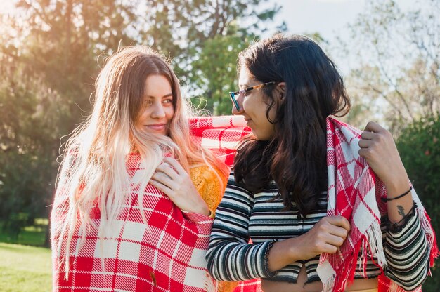 Duas irmãs, embrulhado, em, padrão checkered, toalha