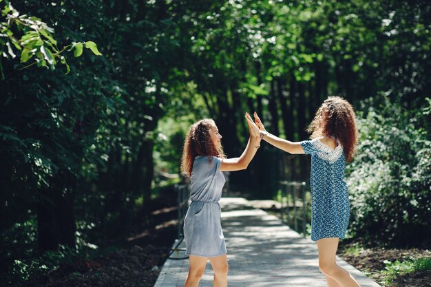 Duas irmãs fofos em um parque de verão