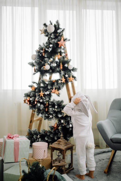 Foto grátis duas irmãs posando para foto durante a sessão de fotos de família