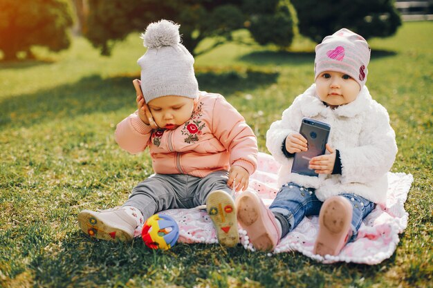 duas irmãzinhas em um parque