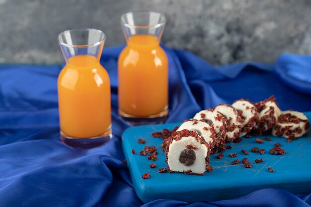 Duas jarras de vidro com um delicioso suco de laranja.