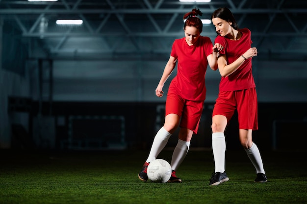 Duas jogadoras de futebol