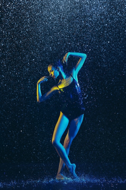 Foto grátis duas jovens dançarinas de balé debaixo de gotas de água