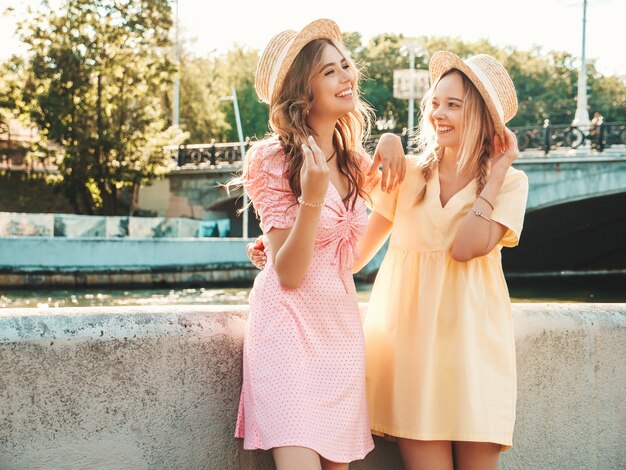 Duas jovens lindas sorrindo hippie com um vestido de verão da moda
