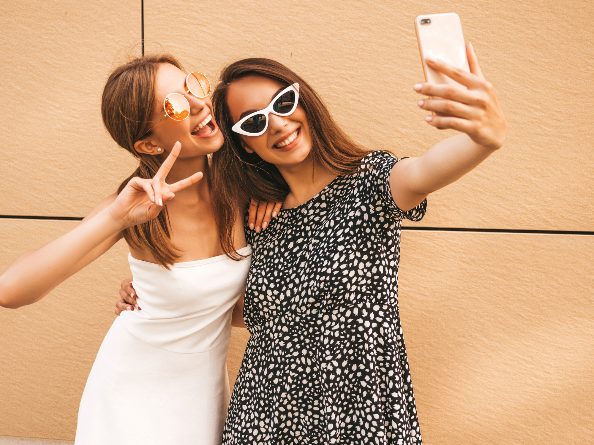 Duas jovens sorrindo hipster mulheres em roupas de verão.