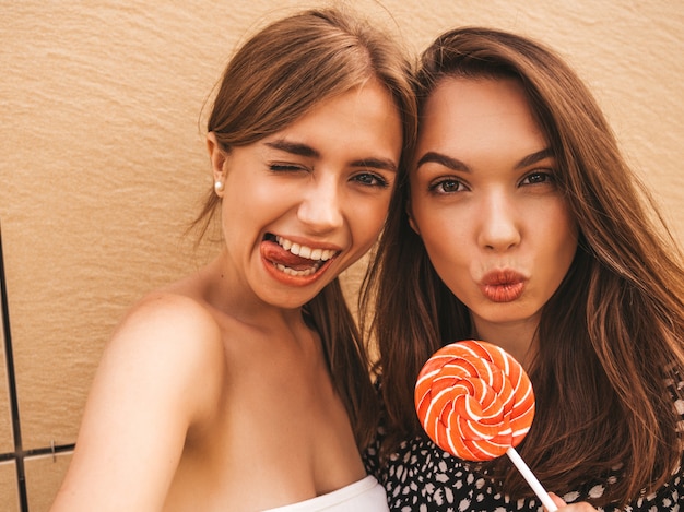 Foto grátis duas jovens sorrindo hipster mulheres em roupas de verão.