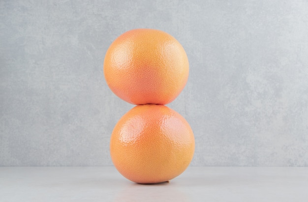 Duas laranjas frescas na mesa de pedra.