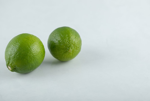 Foto grátis duas limas frescas. feche a foto. frutas cítricas orgânicas.