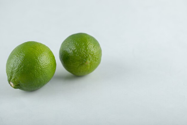 Duas limas frescas. Feche a foto. Frutas cítricas orgânicas.