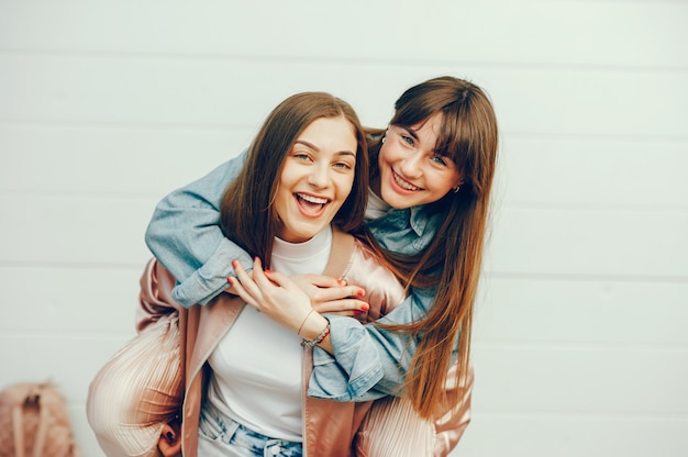 Duas lindas meninas estão andando pela cidade