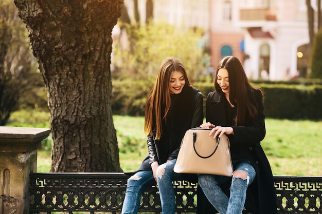 Foto grátis duas meninas adultas jovens