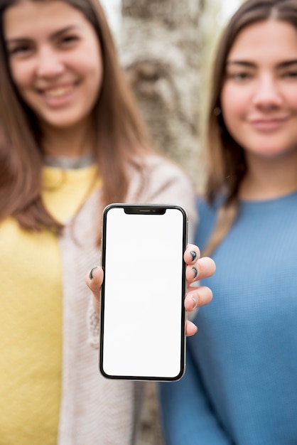 Duas meninas, apresentando, smartphone, mockup