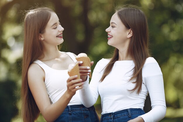 Duas meninas elegantes e com estilo em um parque primavera