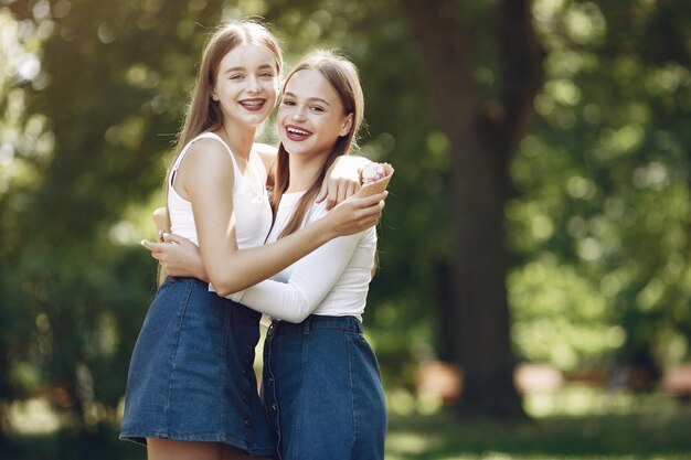 Duas meninas elegantes e com estilo em um parque primavera