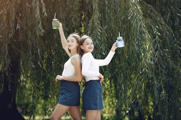 Duas meninas elegantes e com estilo em um parque primavera