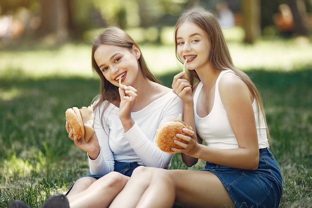 Duas meninas elegantes e com estilo em um parque primavera