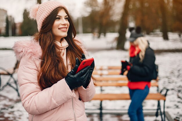 Duas meninas elegantes têm um descanso em uma cidade