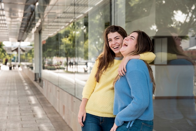 Foto grátis duas meninas em ambiente urbano