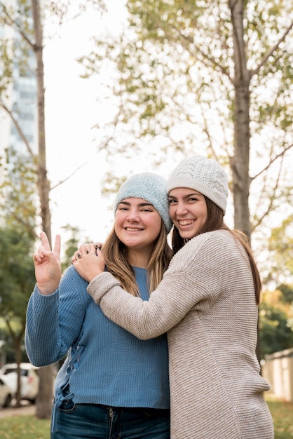 Foto grátis duas meninas em ambiente urbano