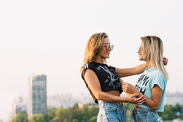 Duas meninas, falando, ligado, telhado