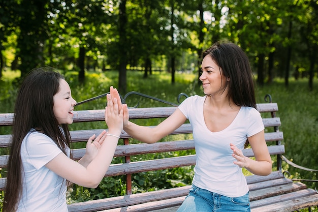 Duas meninas jogando biscoito no parque