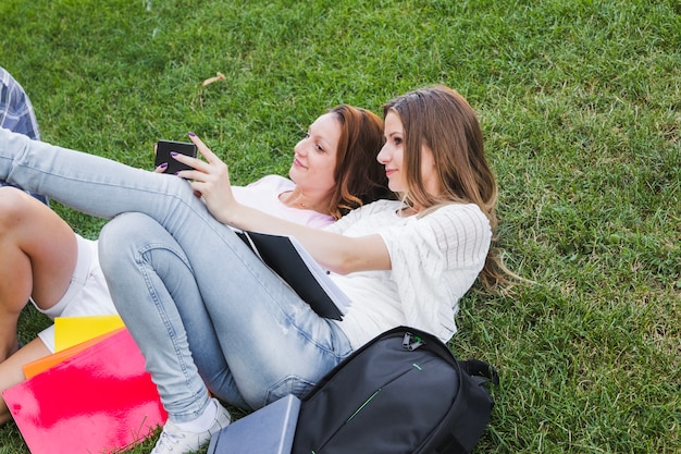 Duas meninas levando selfie