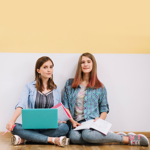 Duas meninas posando na câmera com estudos