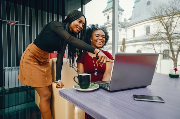 duas mulher de negócios em um café