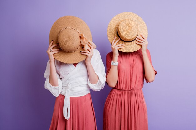 Duas mulher em vestido de primavera posando