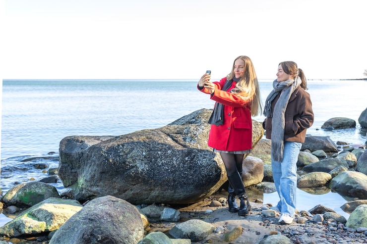 Foto grátis duas mulheres a caminhar na praia, duas amigas a divertir-se e a passar tempo juntas.