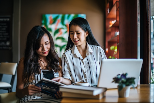 Duas mulheres bonitas falando tudo juntos no café café