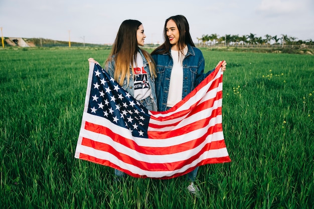 Duas mulheres, com, bandeira americana