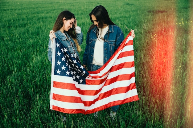 Duas mulheres, com, bandeira americana