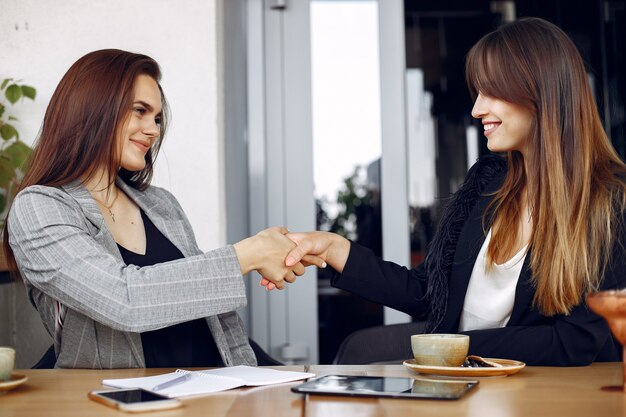 Duas mulheres de negócios trabalhando em um café