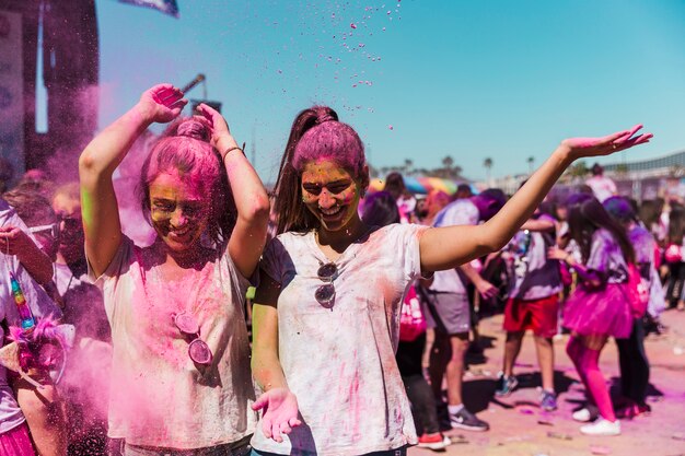 Duas mulheres, desfrutando, e, tocando, com, holi, pó